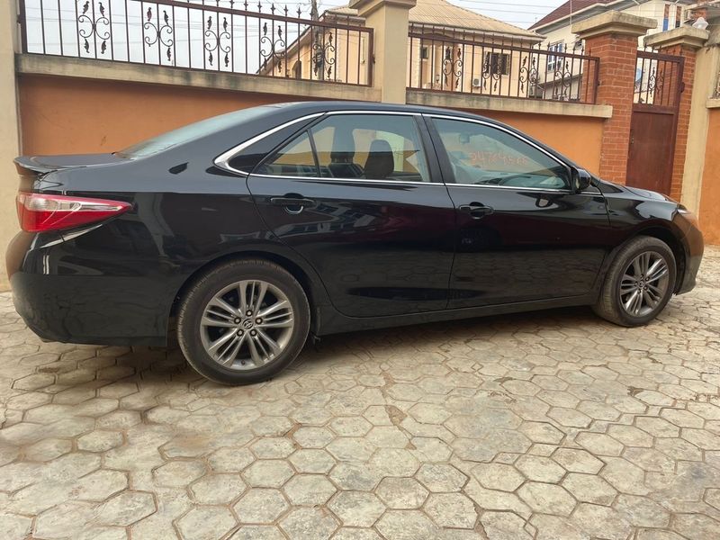 Thumbnail 2 of 2015 Toyota Camry SE